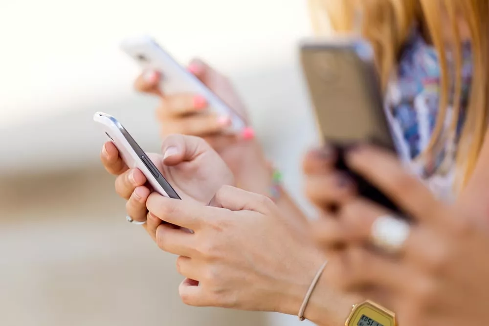 persone con lo smartphone