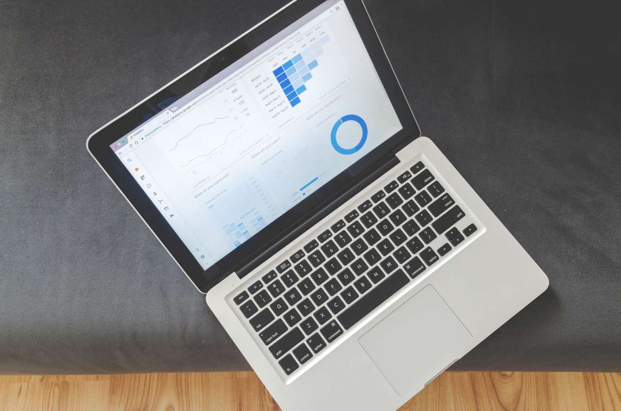 Laptop con dashboard di analytics e SEO per la ricerca basata su intelligenza artificiale nel 2026